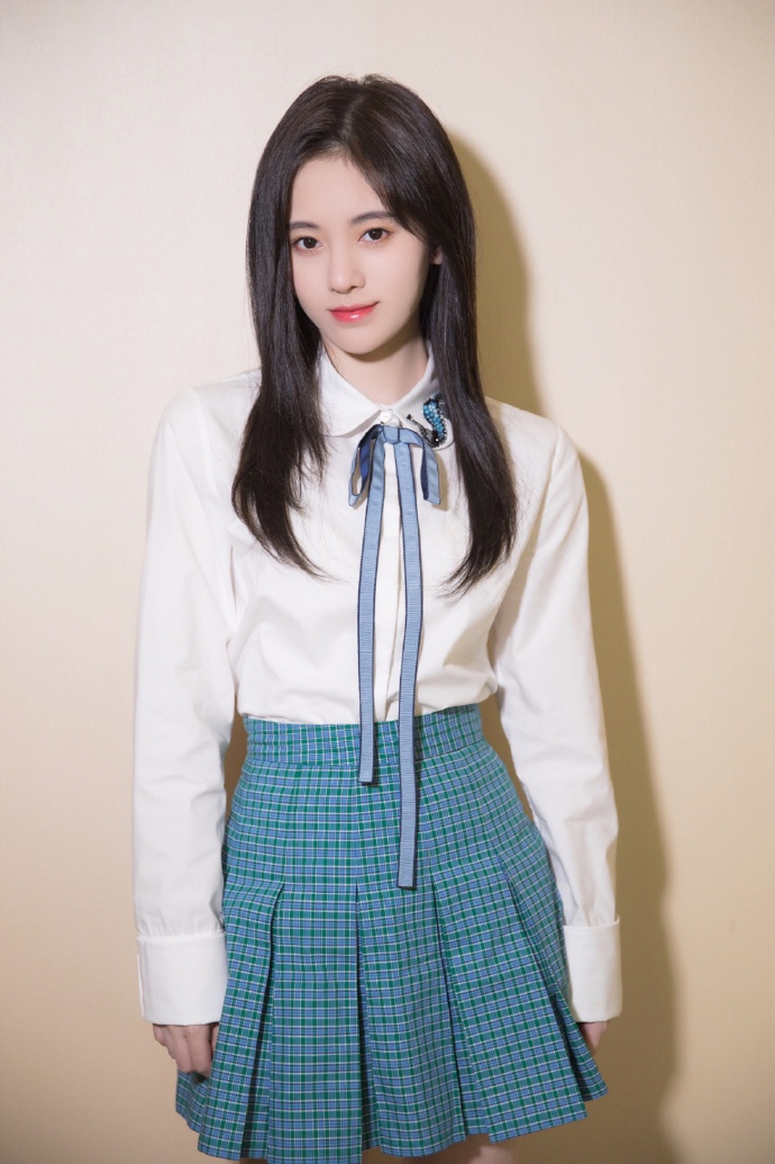 鞠婧祎挑战"学姐风".