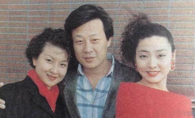 男星"一夫多妻"现象?吴孟达有3个老婆,这位"大佬"有4个老婆17和孩子