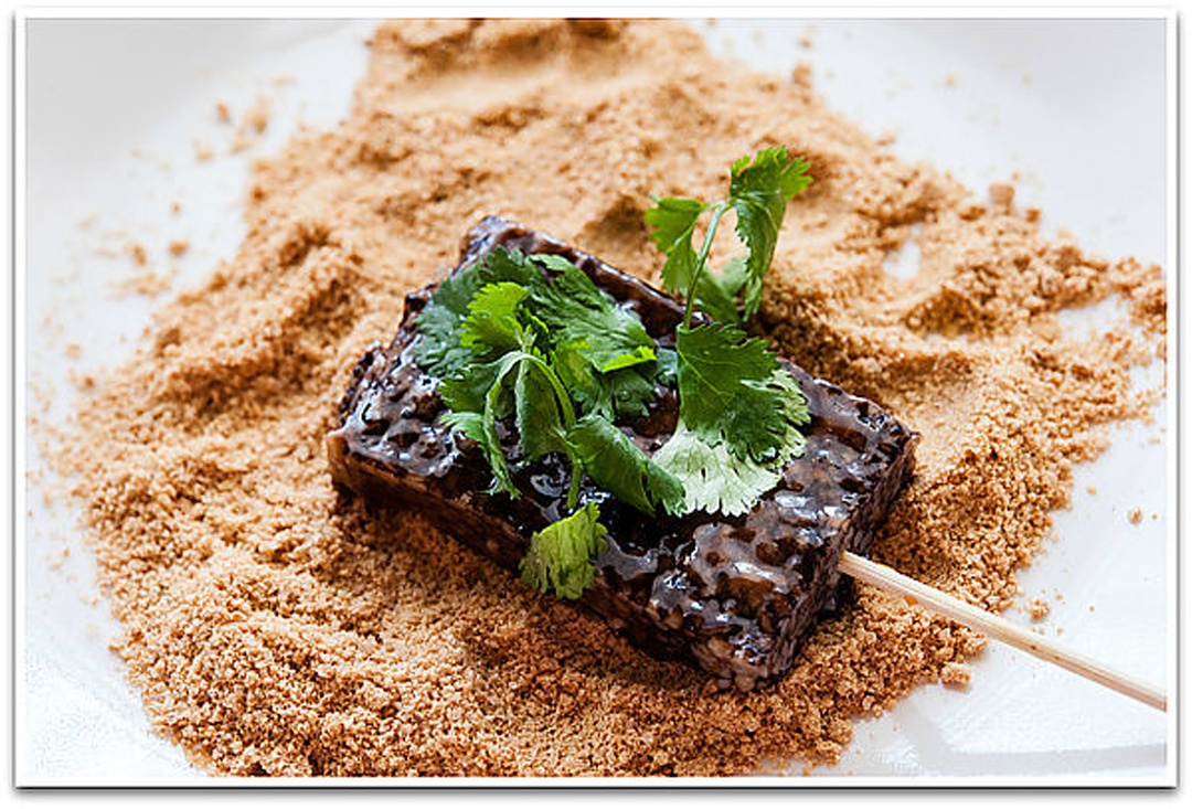  材料> 分量很随意: 猪血糕,酱油膏(如没有酱油糕,海山酱也可以唷),甜