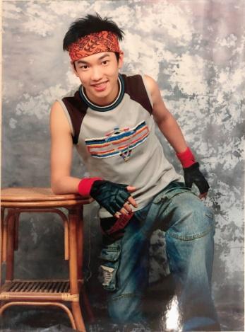 游乐王子不是何润东是袁奇峰,20岁出道帅成这样