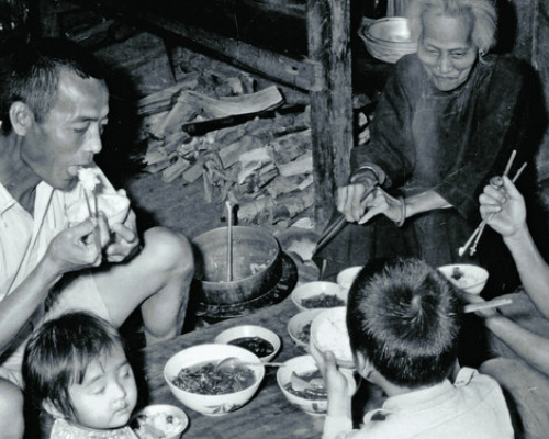 图为1960年,中国台湾台东一户渔民家庭,晚上同桌吃饭的情景