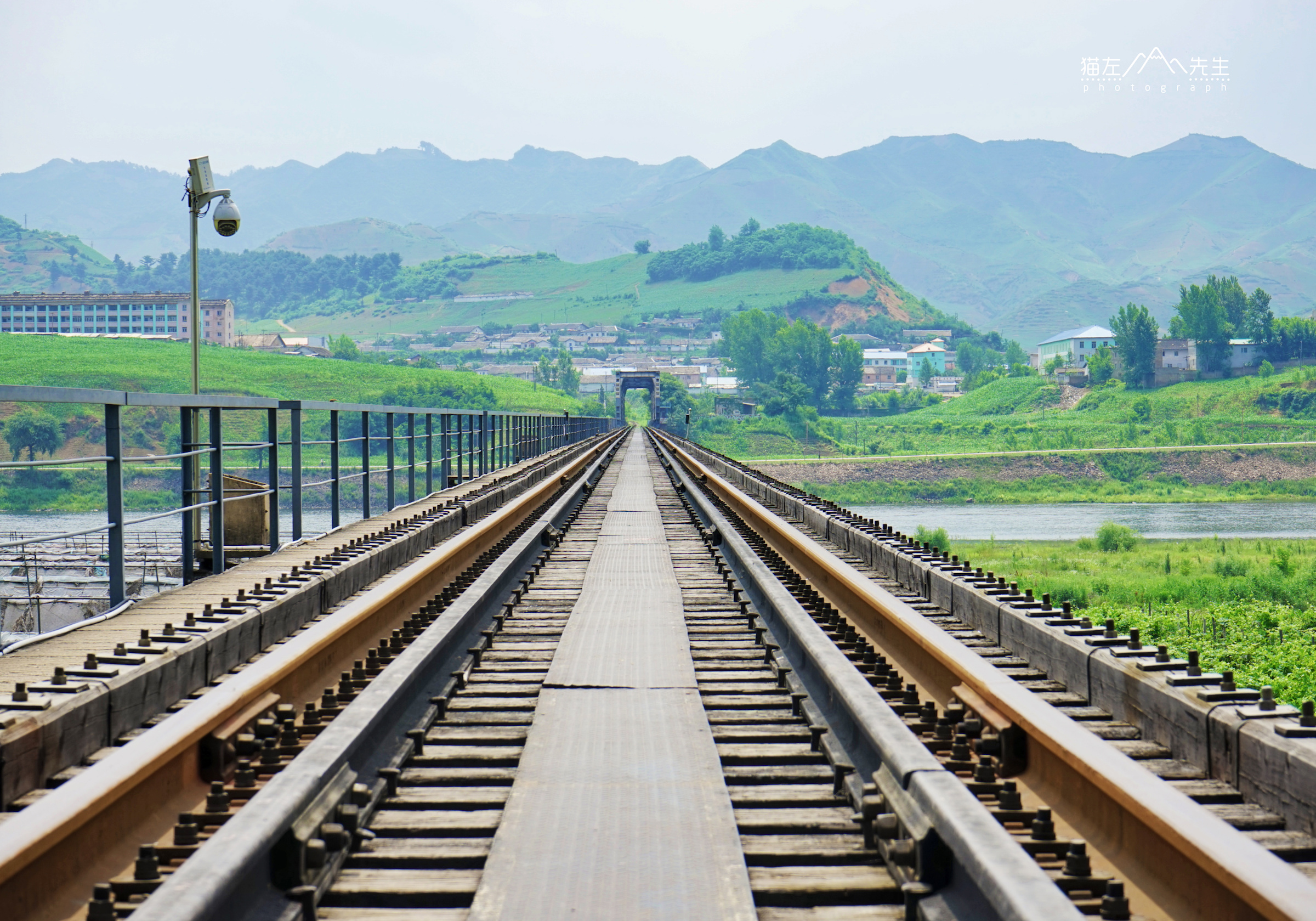 这座中朝边境铁路桥,竟然是当年日本人建造用来掠夺中国物资的!