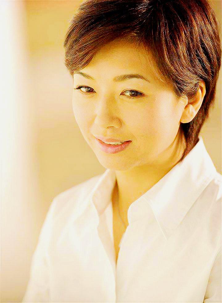 她把外表靓丽性格泼辣,却又敢爱敢恨的小护士杜梅演绎的入木三分.