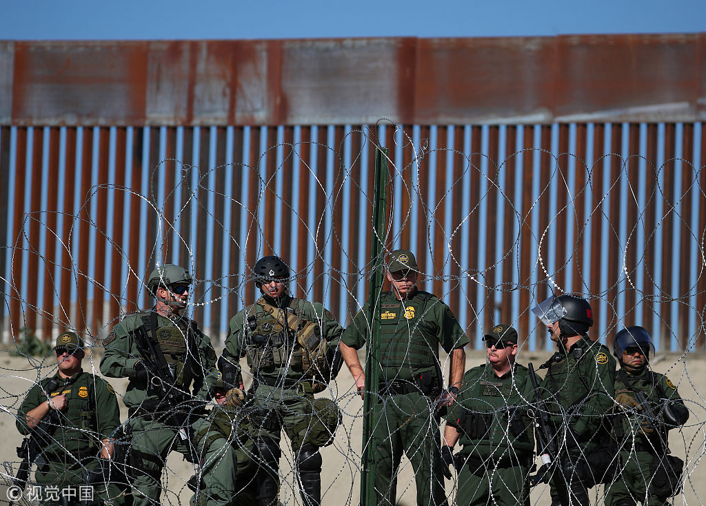 大批移民冲击美墨边境 美国关闭一处入境口岸
