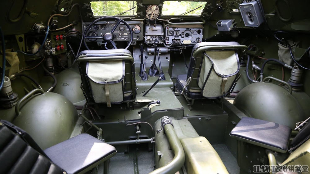 brdm-1装甲侦察车上路引发民众围观 俄罗斯武器收藏家的最爱