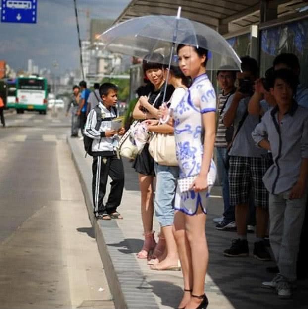 画的衣服在街上走图片