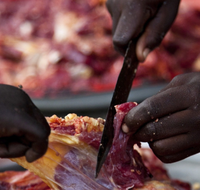 在尼日尔的街头,几乎所有的摊位都是烤肉,不过说起吃烤肉,他们就显得