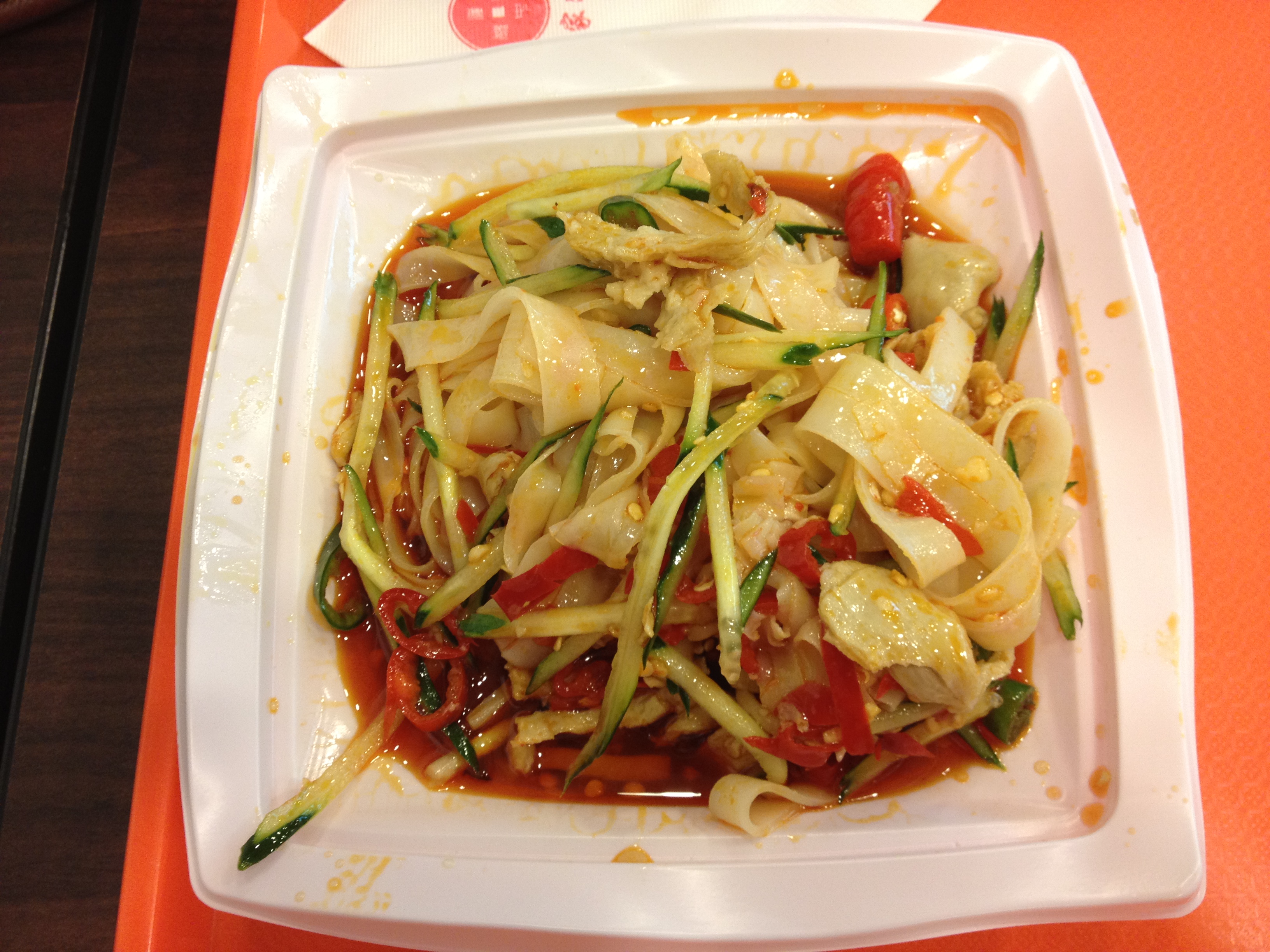 大妈夏天卖凉皮,清凉解暑,美味可口,吃过的朋友都说好!