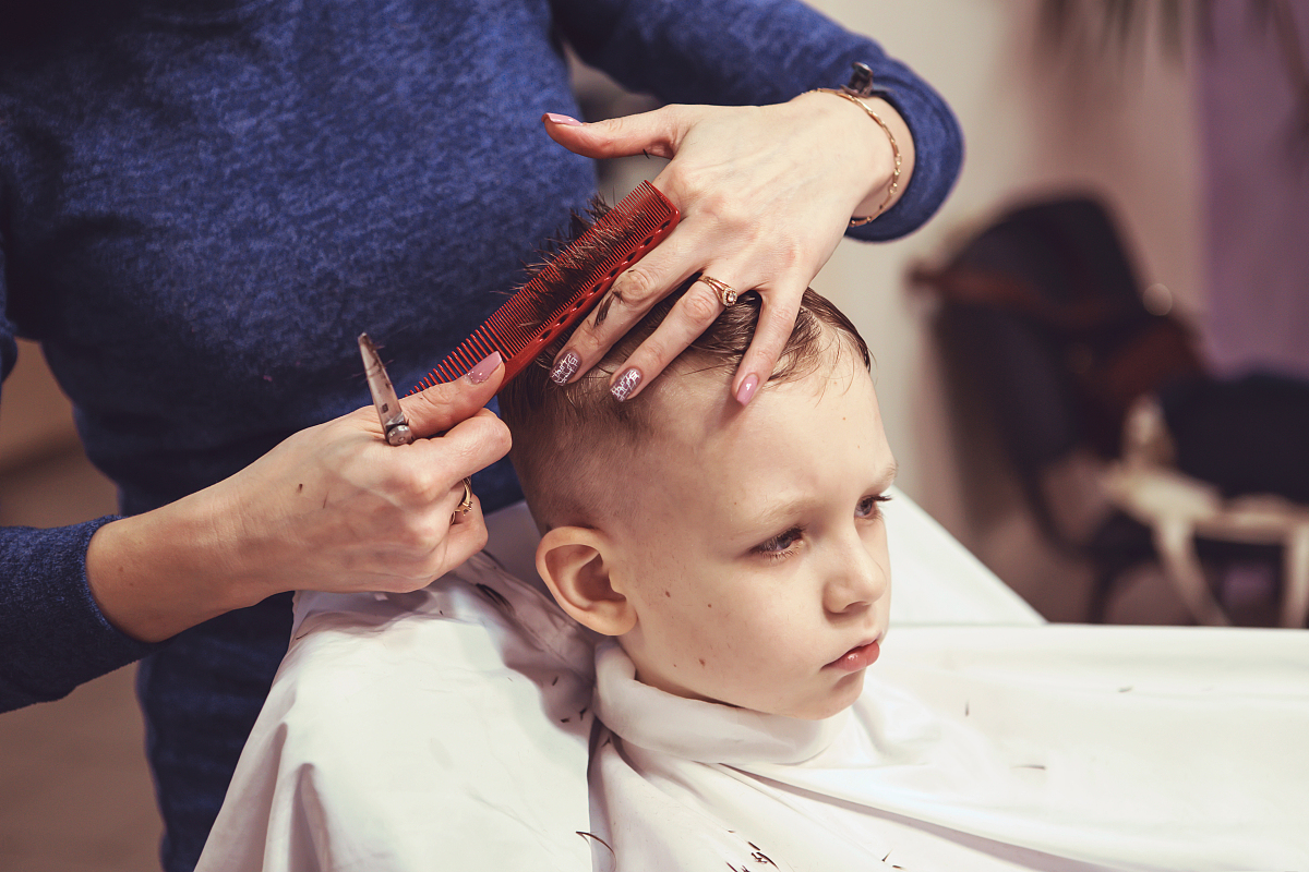 多给宝宝剃头发并不是发质变好,还可能损伤孩子