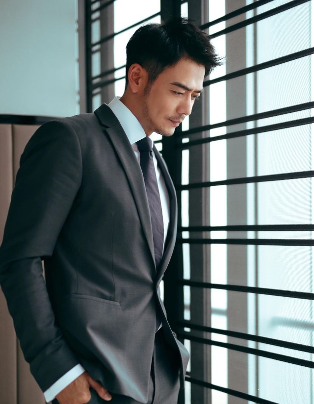 《欢乐颂》小包总杨烁西装革履出席活动,侧脸简直不要太帅