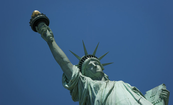 美国民主自由的象征,右手高举火炬,左手捧着《独立