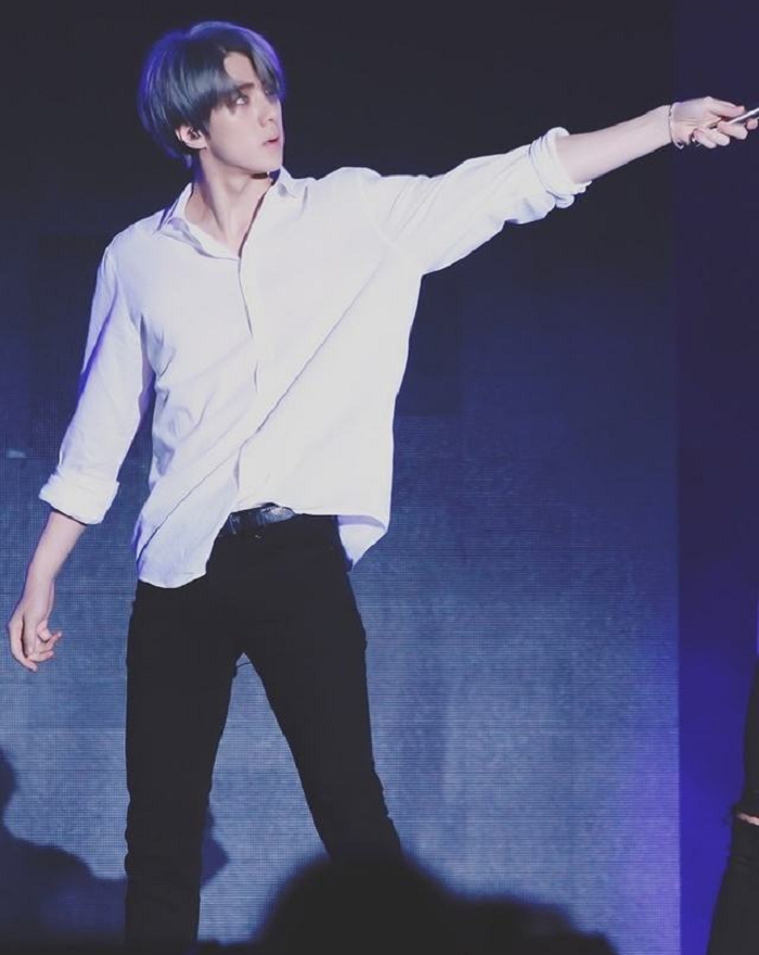 他穿着白色衬衫手举话筒,好像精灵国的王子,每一个眼神都温柔的出水.