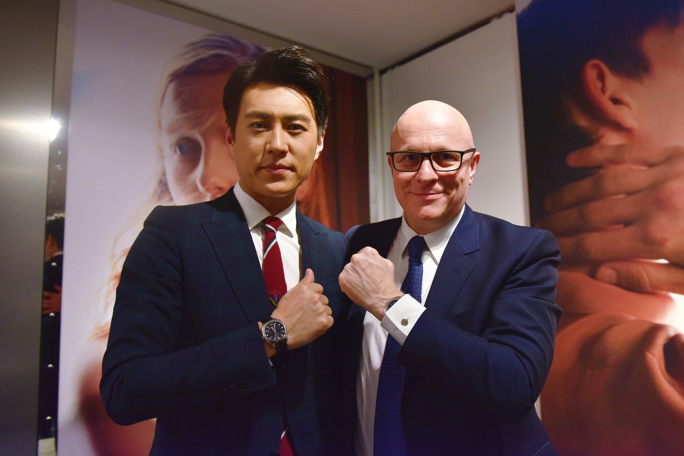 靳东自带贵族气质,合影瞬间秒杀老外!