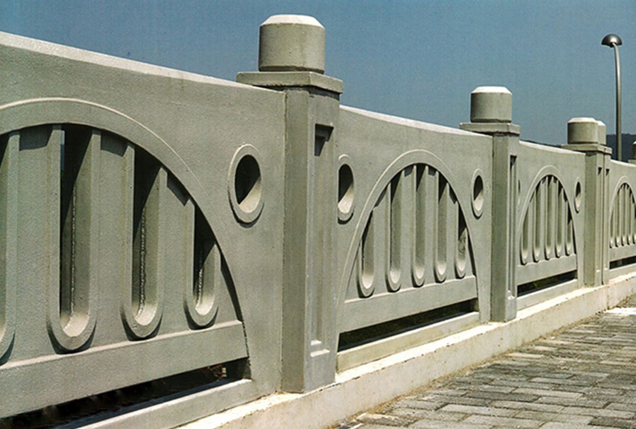 《清式营造则例》中,我曾为下定义,兹姑且略加修正,解释如下栏杆是台