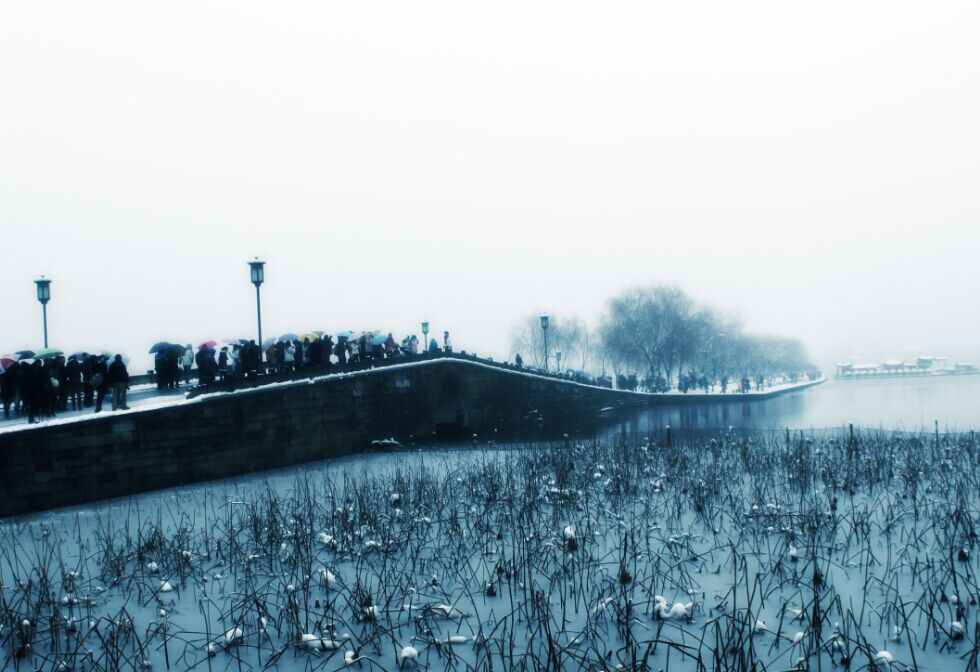 西湖雪景断桥残雪图片