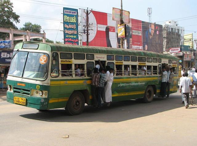 印度公交司机上夜班前发现车消失,竟被男子盗走,载着15名乘客