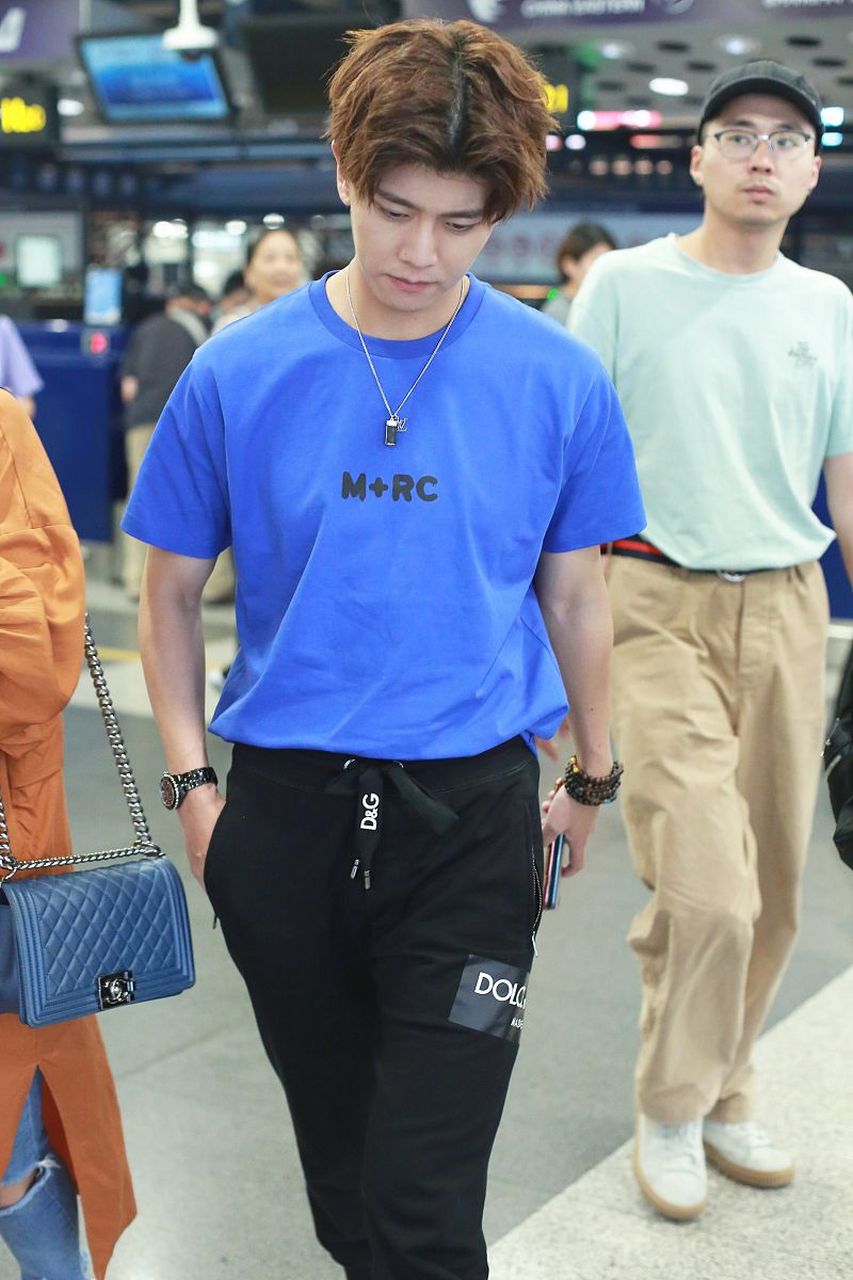 任嘉伦长的帅,随便穿一件纯棉短袖都很好看[捂脸]!