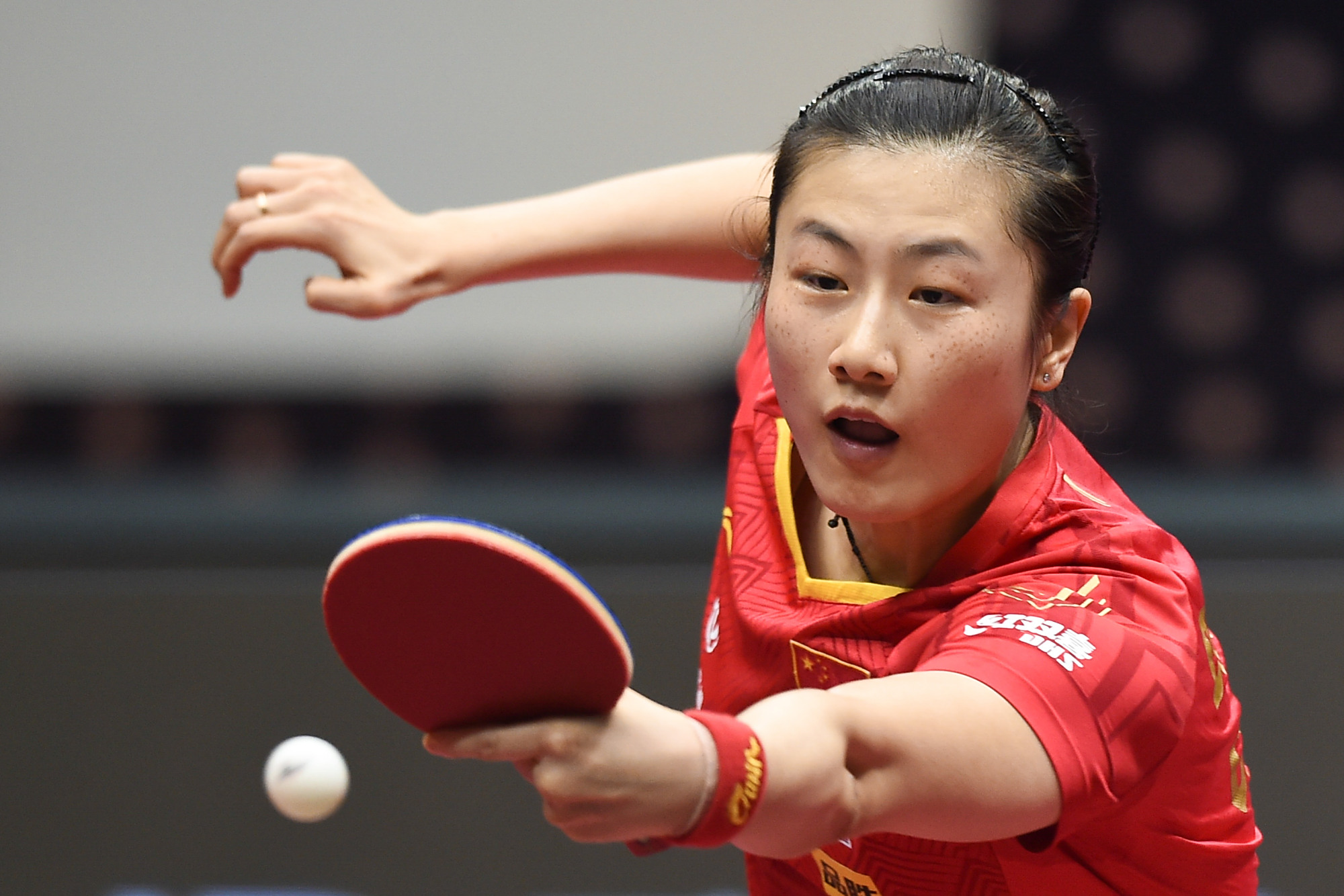 平野美宇在比赛中发球.