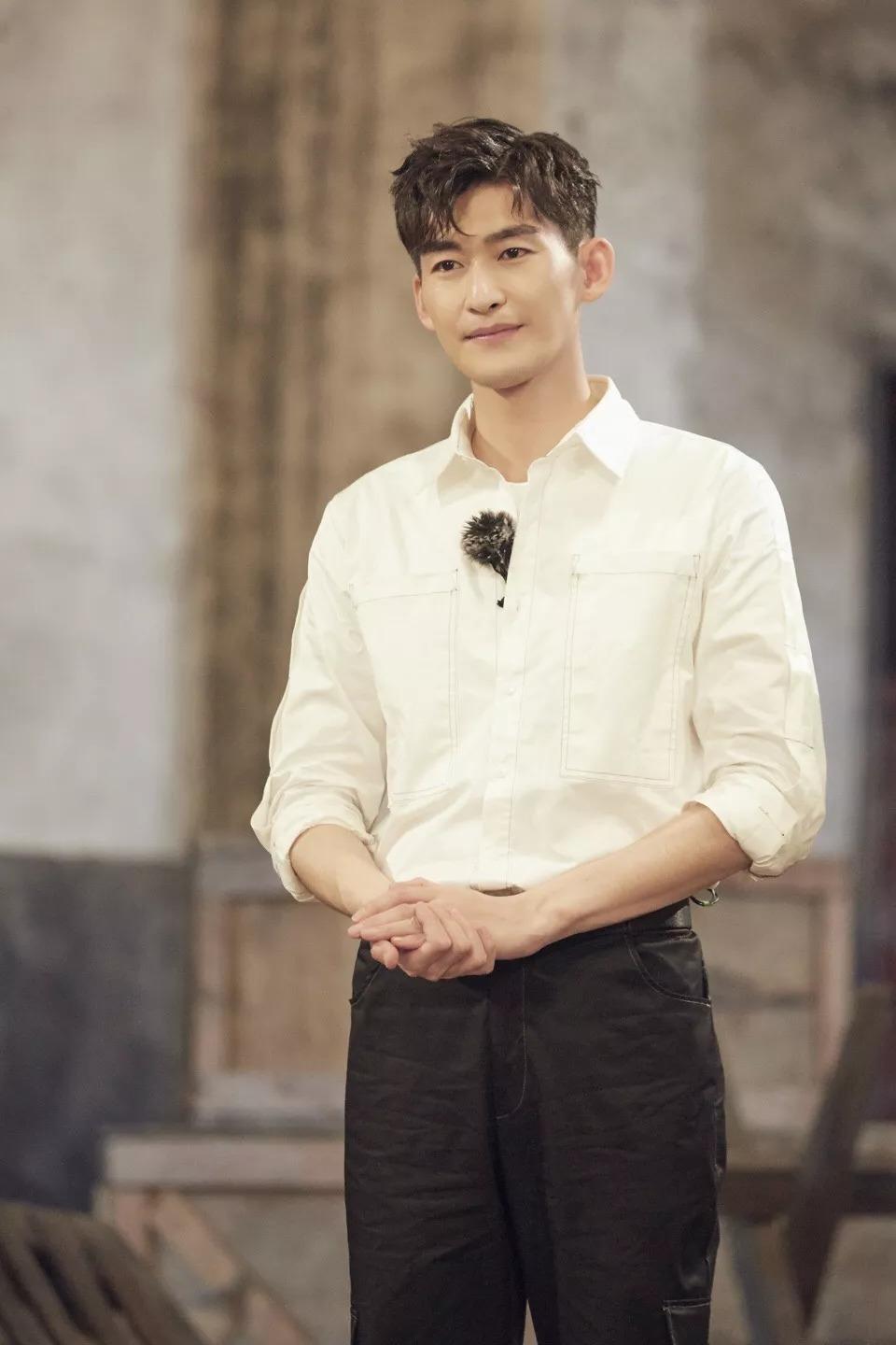 张翰面孔清秀,一身休闲穿搭帅气迷人,大长腿引人注目!