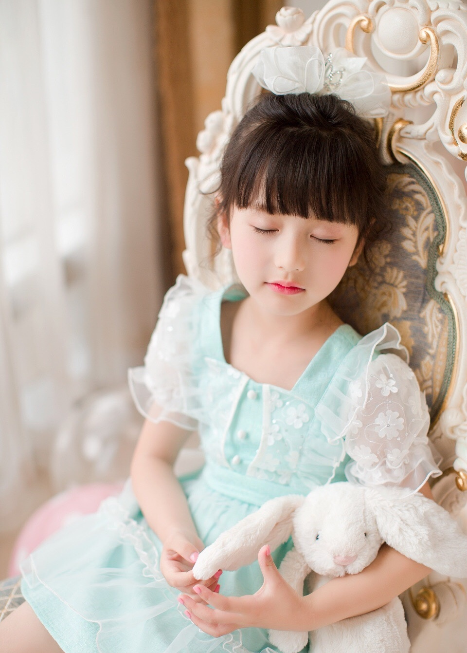 什么才是"神仙颜值"?裴佳欣穿公主裙美得像芭比娃娃!