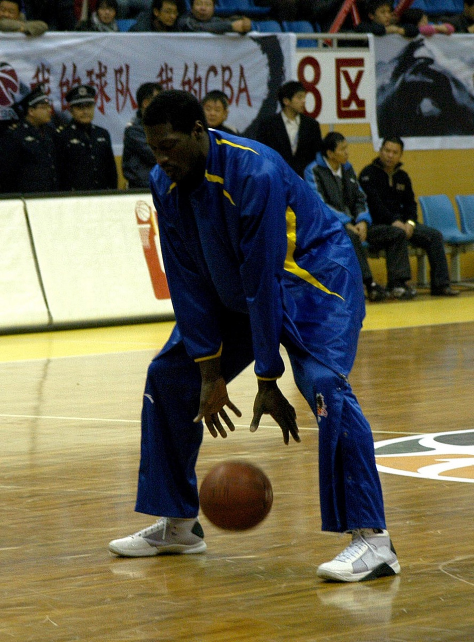 篮球翻腕技巧,投篮神准的秘诀!双手,单手都能玩转.