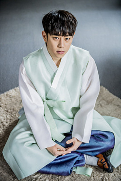 萌爆!禹泰云韩服写真曝光,摸脑袋比v动作可爱呆萌