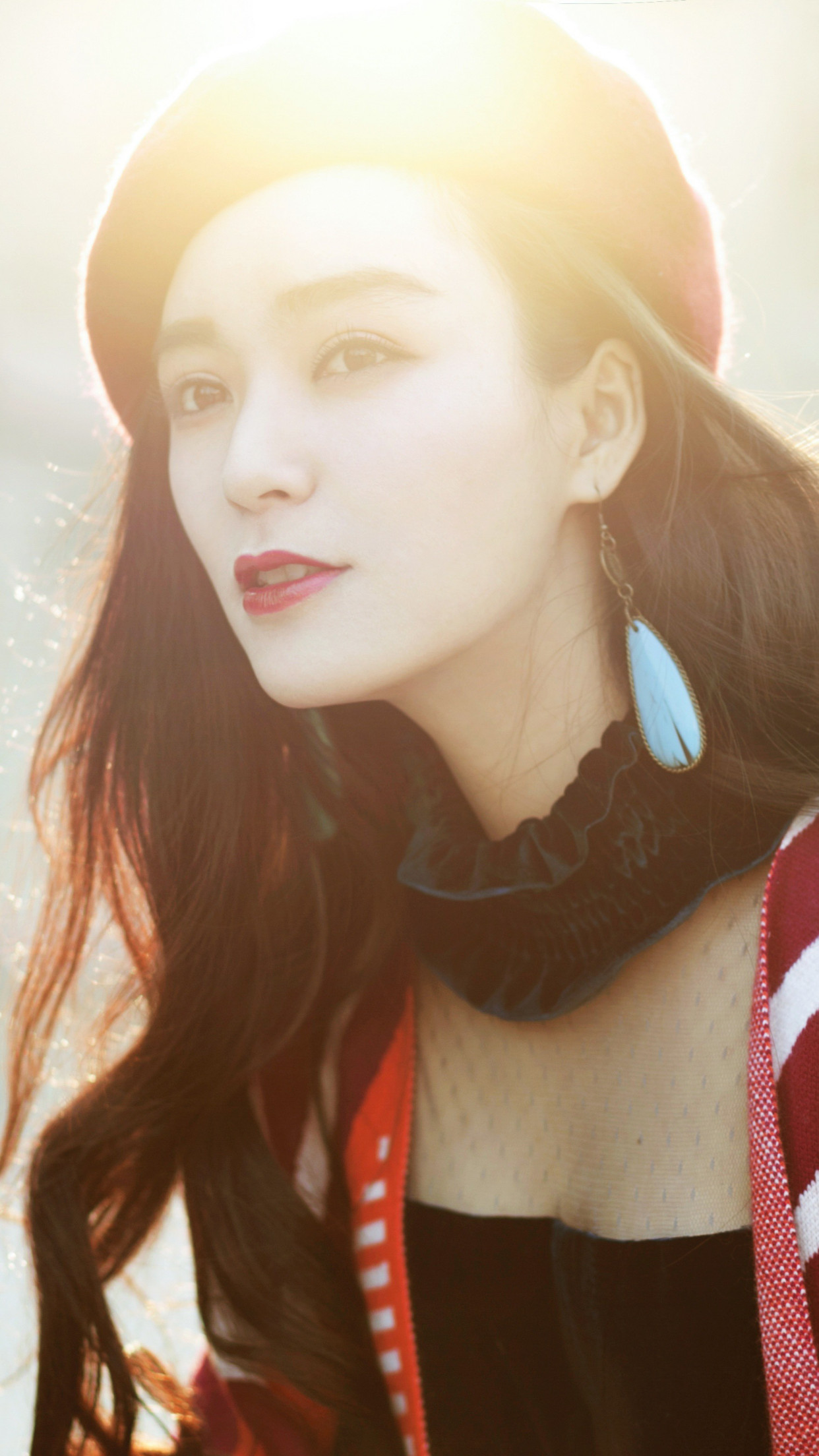 王亚楠美照,精致的脸蛋,迷人的妆容,时尚的红唇