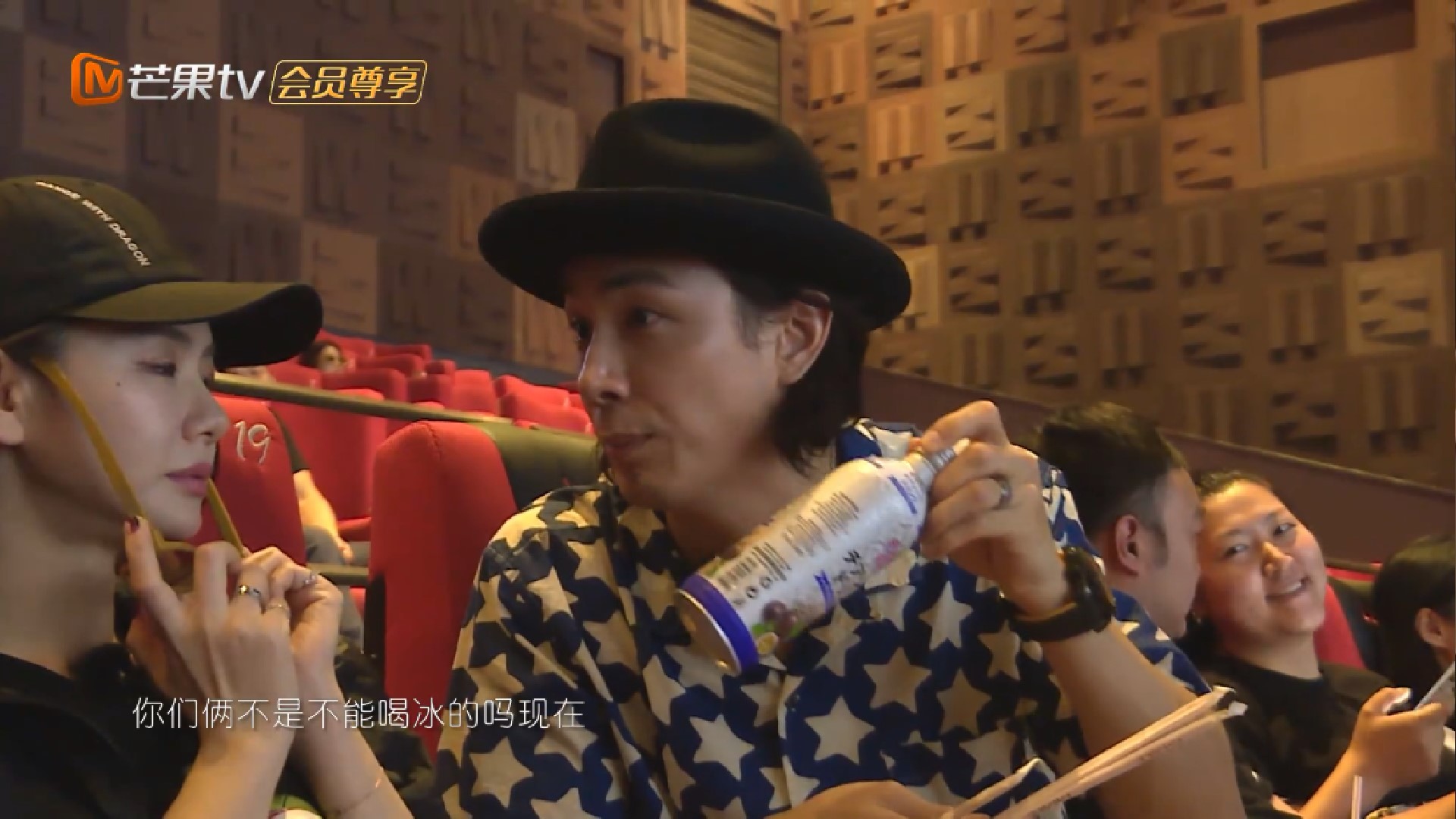 睡醒素颜脸又油又黄!戚薇生理期肚子疼,李承铉为她做2件事好暖