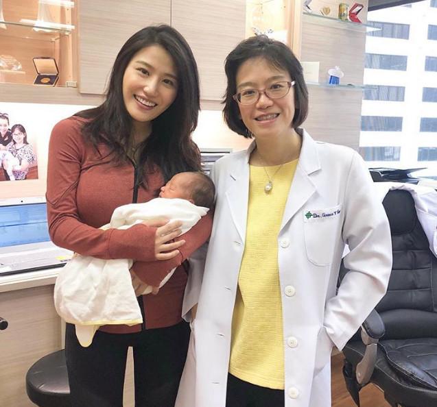 女星晒喂母乳照片,引网友批评卖弄性感,她的心态让人敬佩!