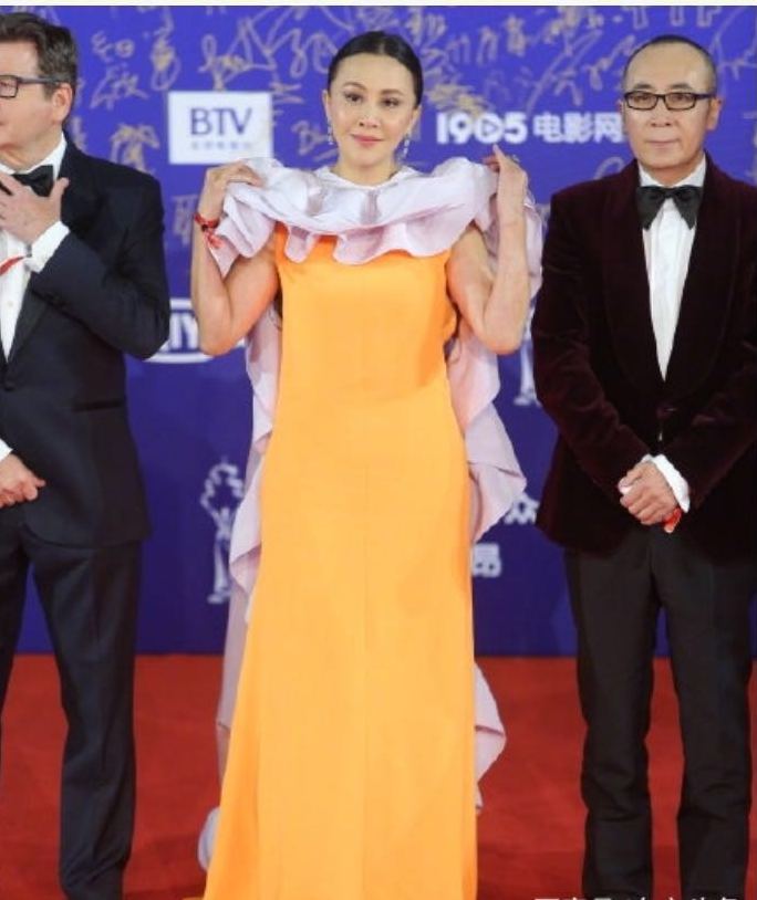 54岁的刘嘉玲和57岁的蔡明红毯造型扑街,女神还是比不过年轻女星