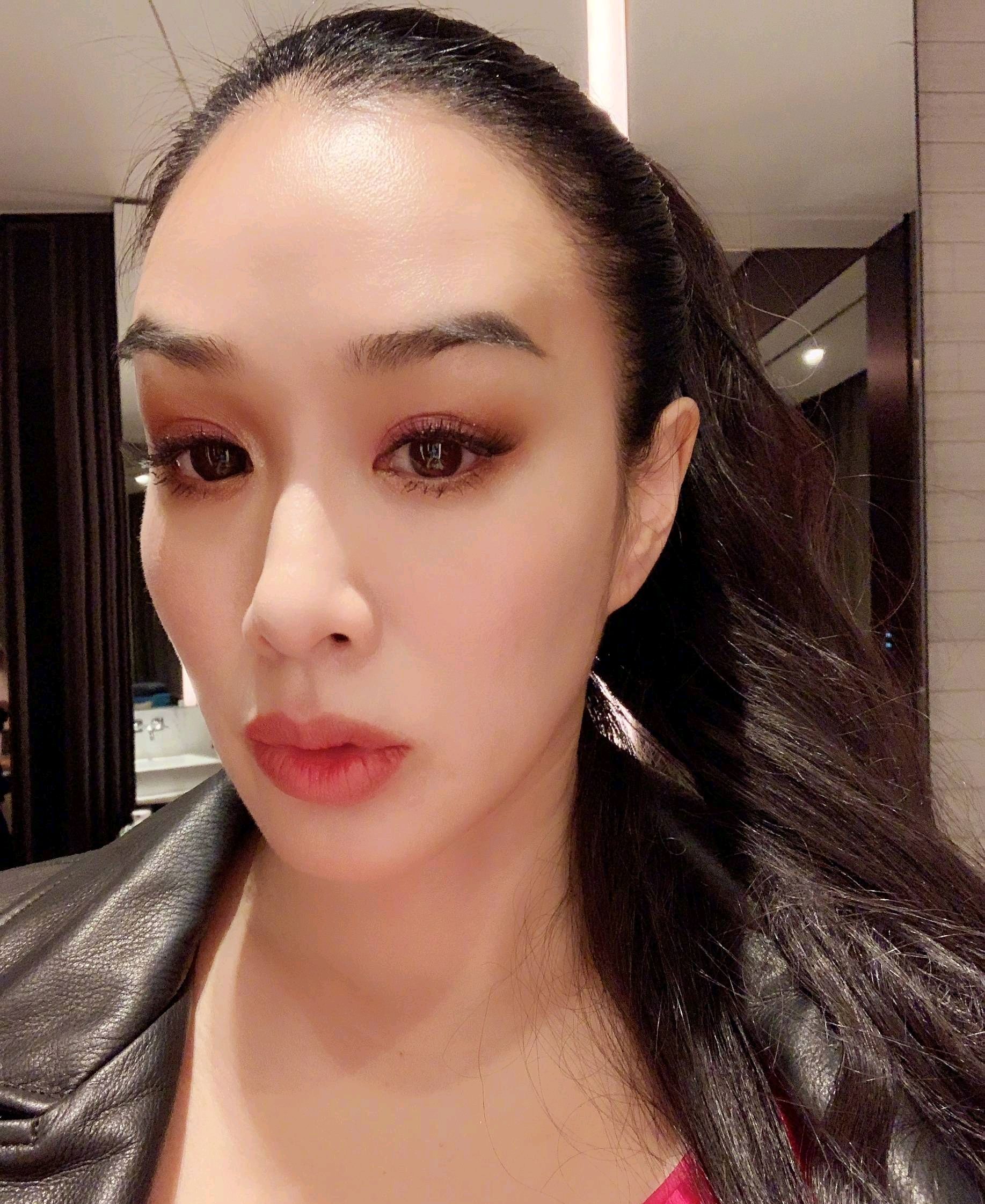 钟丽缇深夜发自拍,化着漂亮的妆,气色看起来不错哦