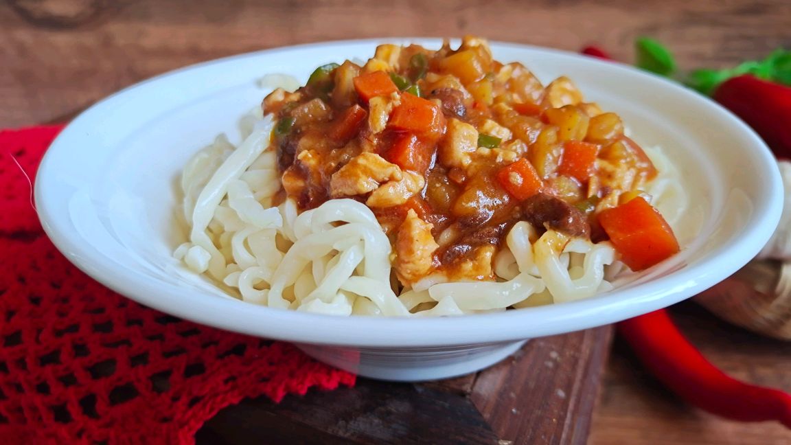 这样吃面条,两碗都不够~鸡肉土豆酱拌面