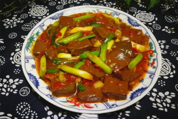 红配绿才是最佳搭配,蒜苗鸭血补血又养生!做给你心爱的他吧