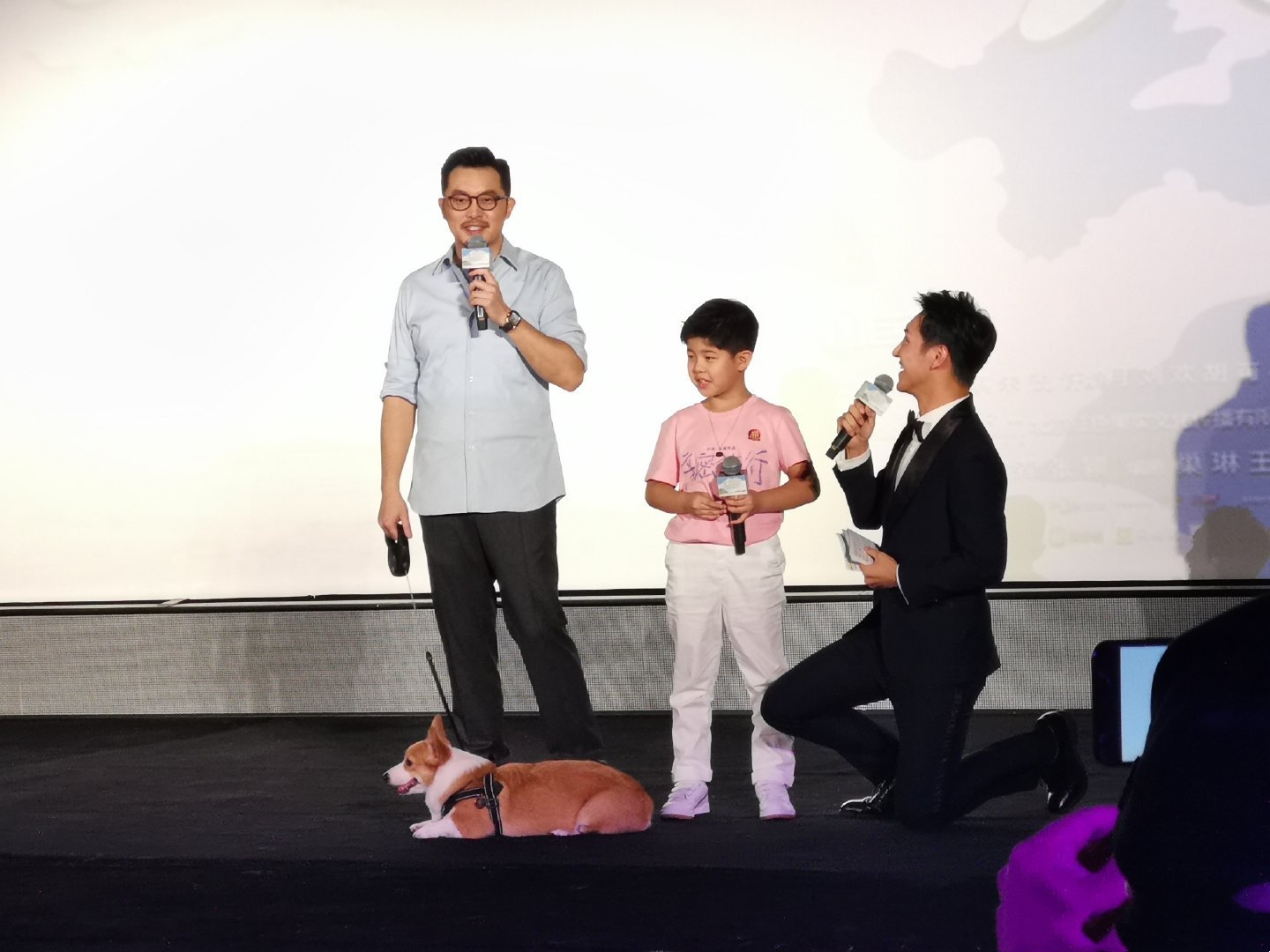 安吉小鱼儿超萌,沙溢肚腩吸睛显疲惫