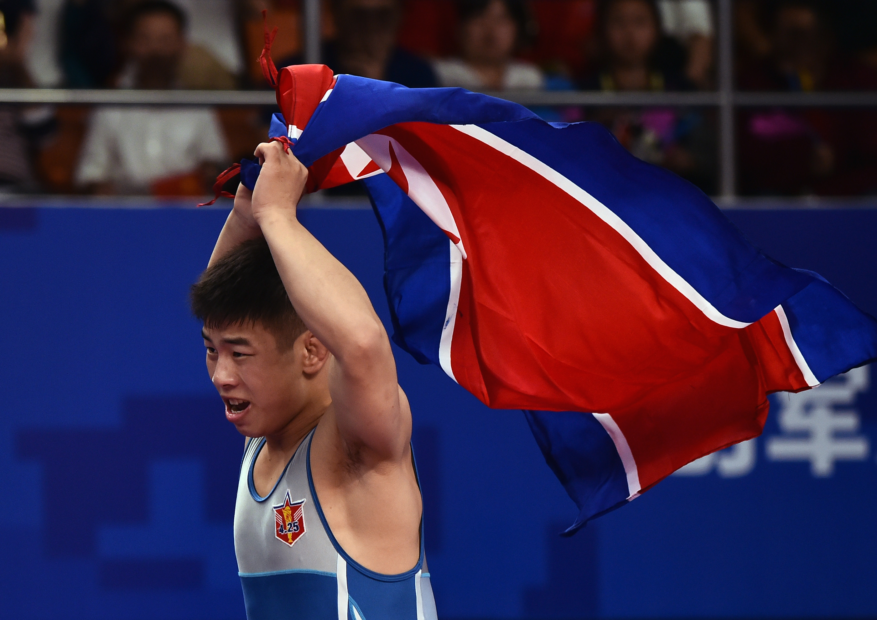 摔跤——男子自由式57公斤级决赛:朝鲜选手朴云光夺冠(2)