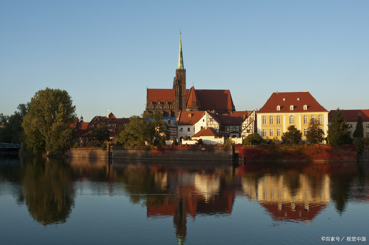 它巧妙地借鉴了英国泰晤士河边小镇的风情和住宅特色,致力于追求人与