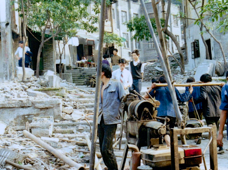老照片:1990年的山城重庆,随处可见的光膀子的棒棒军!