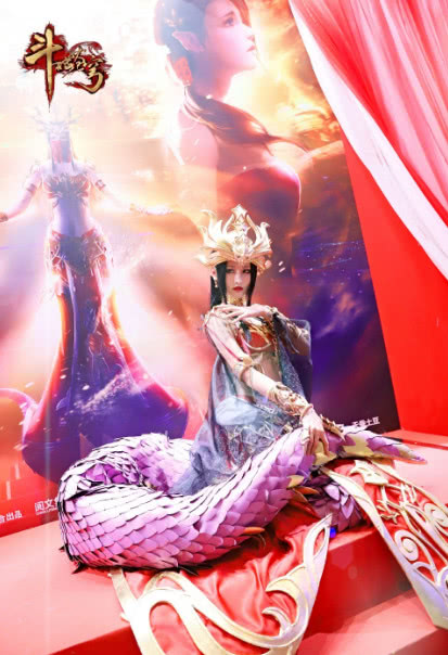 小姐姐cos美杜莎,五官精致气势逼人,看到紫色蛇尾:恋爱感觉