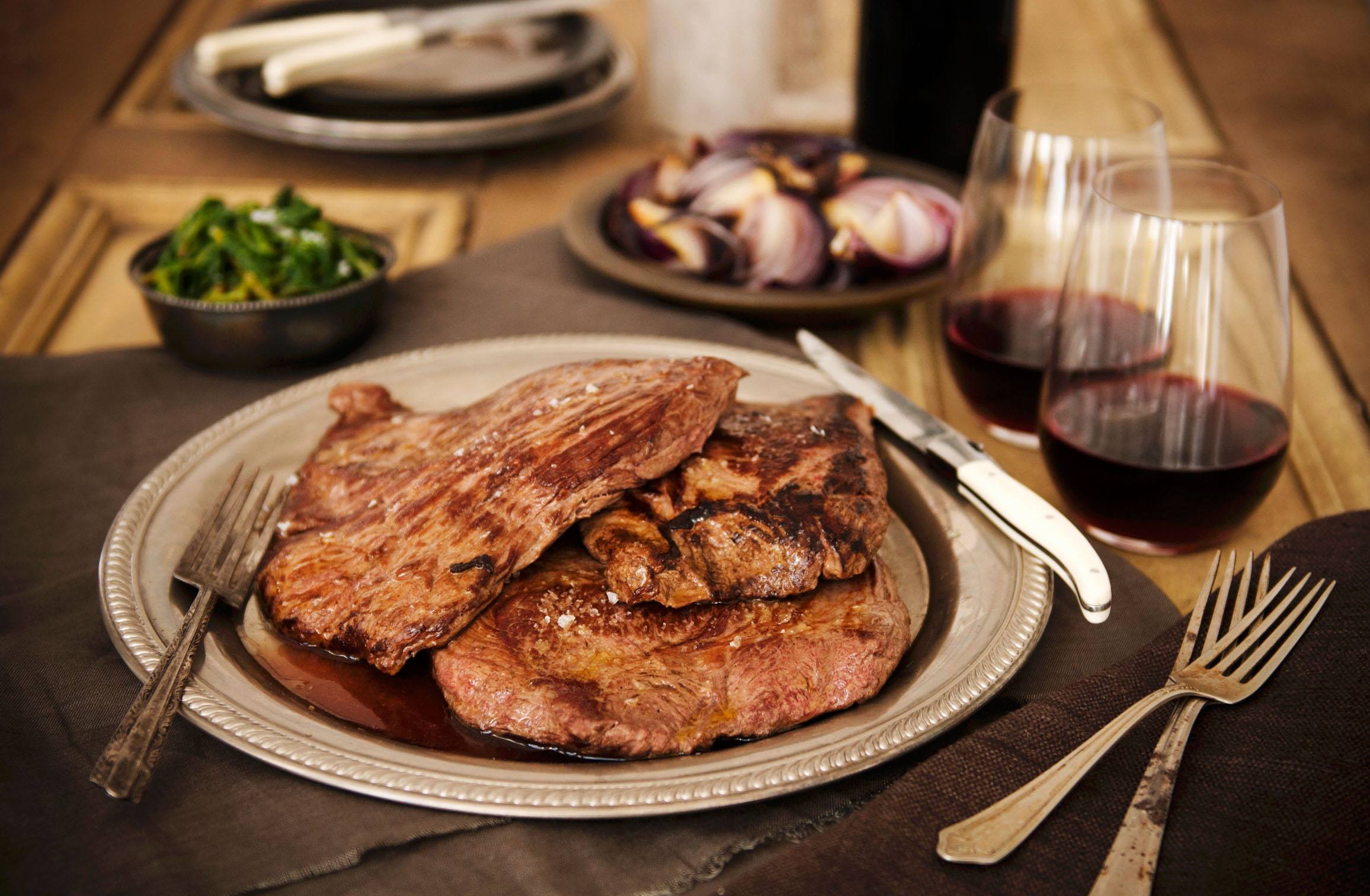 去西餐厅吃饭,服务员端上柠檬水,如果你把它喝掉,那就尴尬了