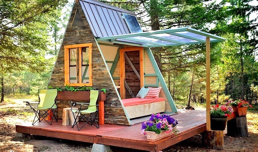 位于窗边的木板层架上摆放卡式瓦斯炉和餐具,以便随时简单烹调.