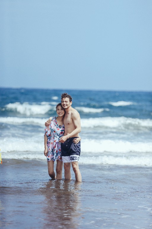 杨烁与妻子海边踏浪起舞 八块腹肌超级抢镜