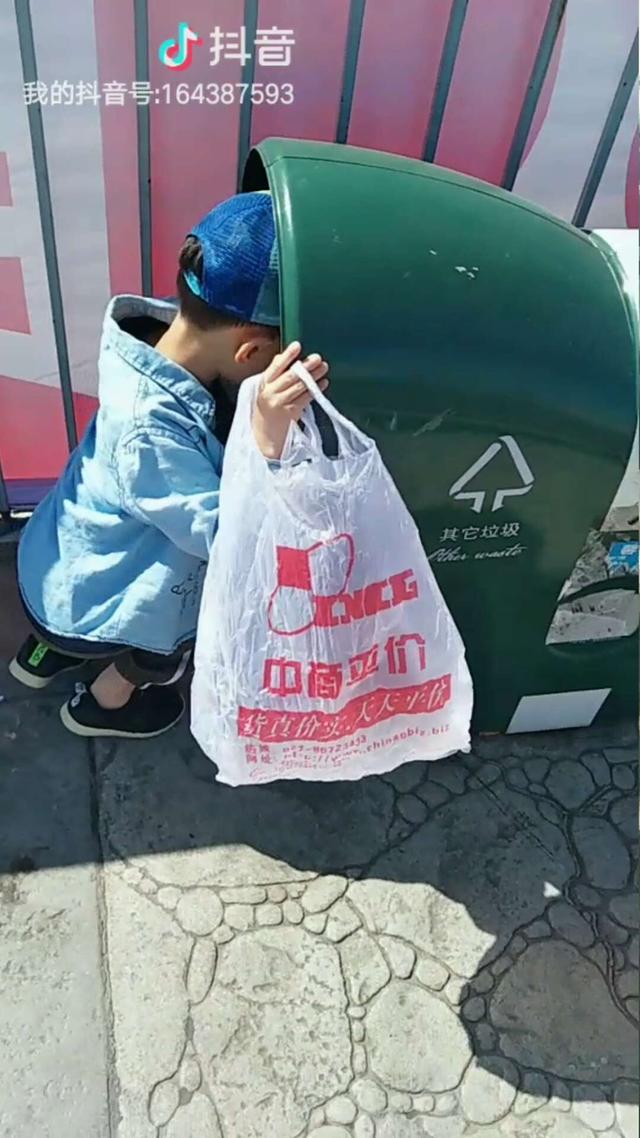捡100个瓶子才能回家,"虎妈"让孩子捡垃圾换钱体验生活
