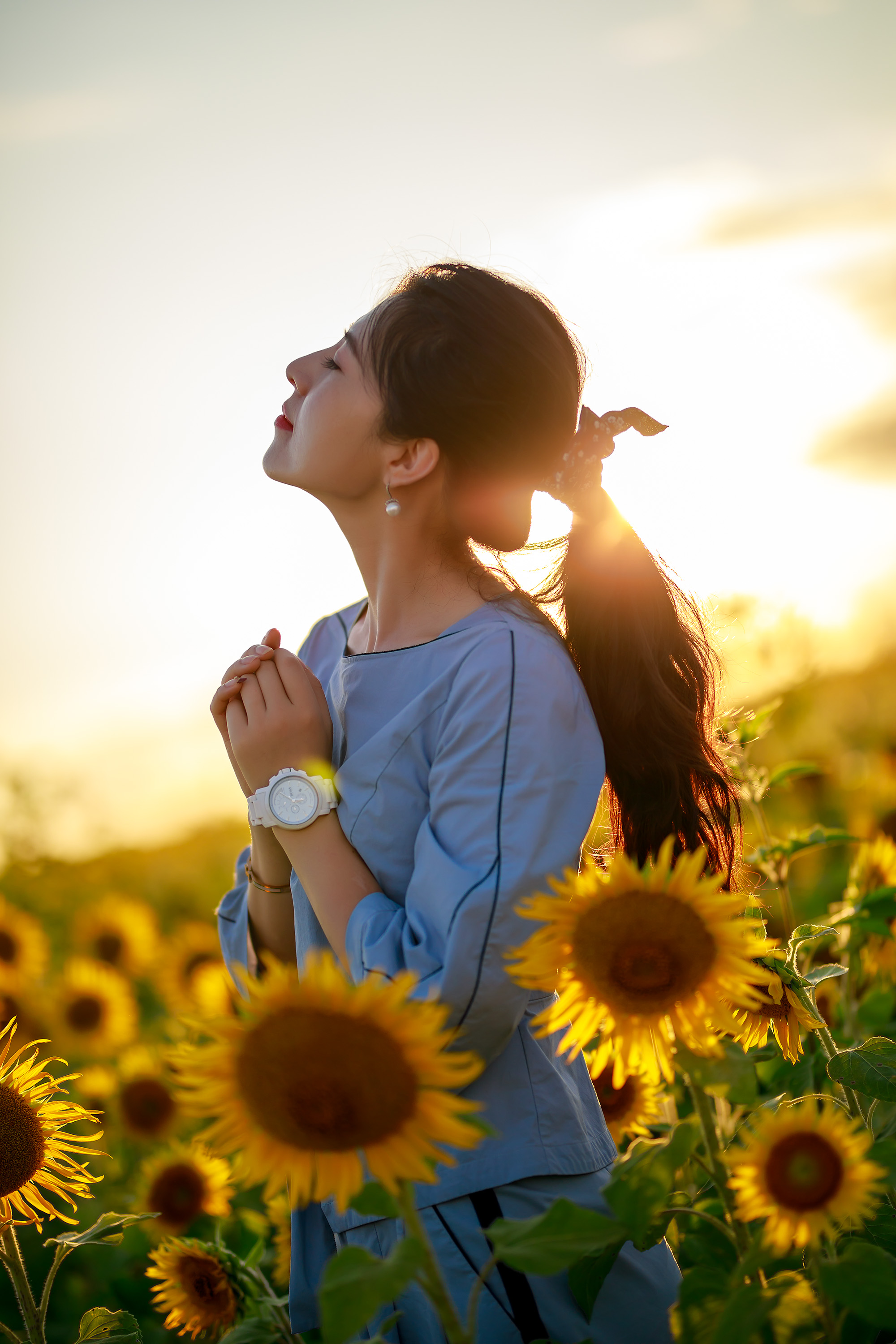 面向太阳女生唯美图片图片