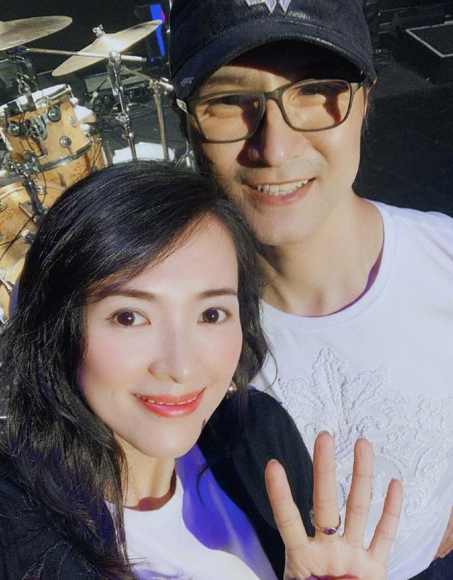汪峰助力义演,意外曝光与小儿子合影,章子怡在一旁拿手机拍视频
