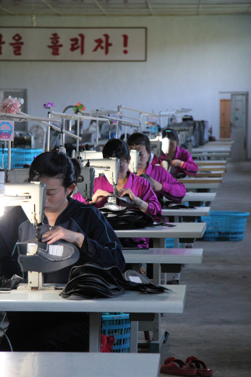 朝鲜视觉:实拍在国营工厂里上班的朝鲜女员工!