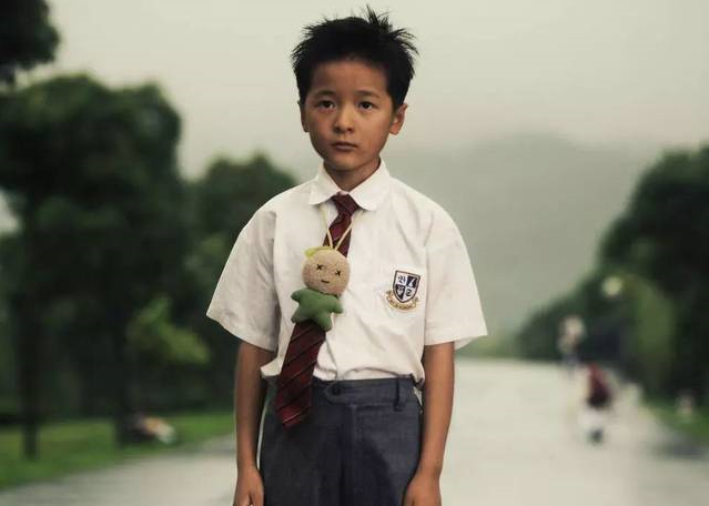 还记得《长江7号》里的周小狄吗,长大后的她越来越秀气了