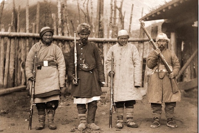 晚清老照片:图1长相甜美的满汉女孩,图6冒死拍摄的新疆土匪