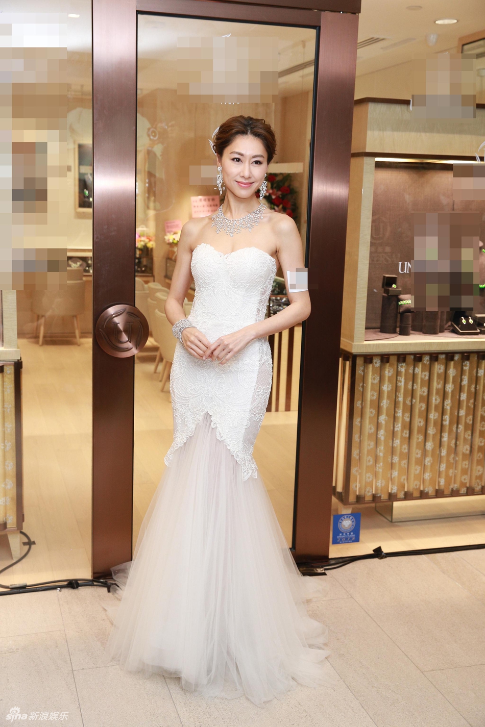 胡定欣穿抹胸鱼尾裙盛装出镜,梨涡浅笑,撩人身姿大秀性感事业线