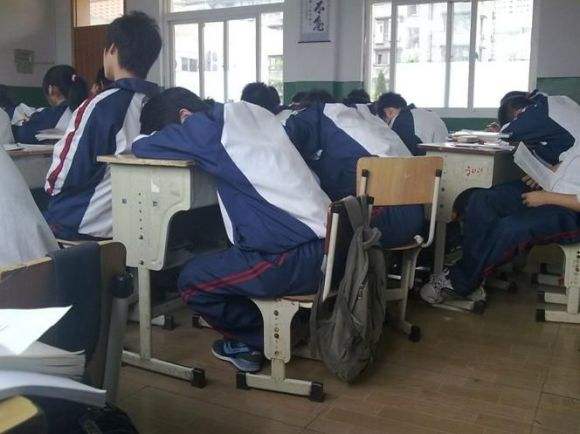 上课经常抖腿可以瘦腿?清楚这3个危害后,学霸:看你还敢不敢抖