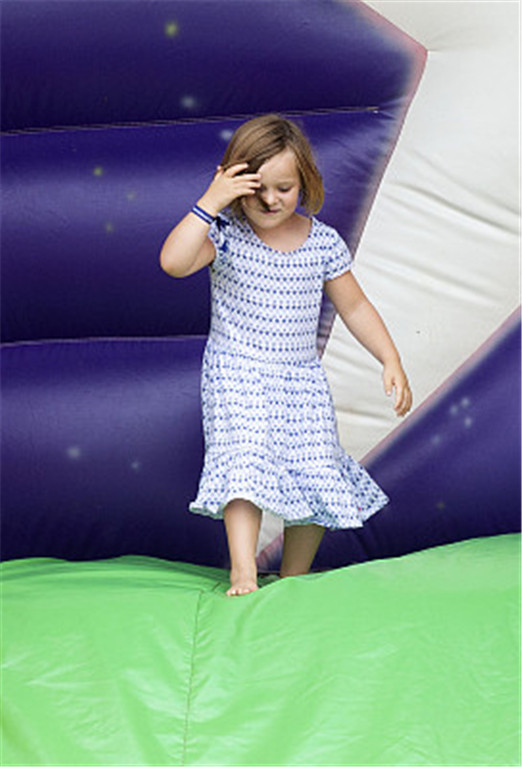 王室萌娃米娅公主穿连衣裙配bobo头似洋娃娃,狂舔冰淇淋变表情包